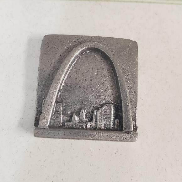 Handcast PEWTER Jim Clift Design, Inc. Pewter St. Louis Gateway Arch Lapel Pin - Picture 1 of 6